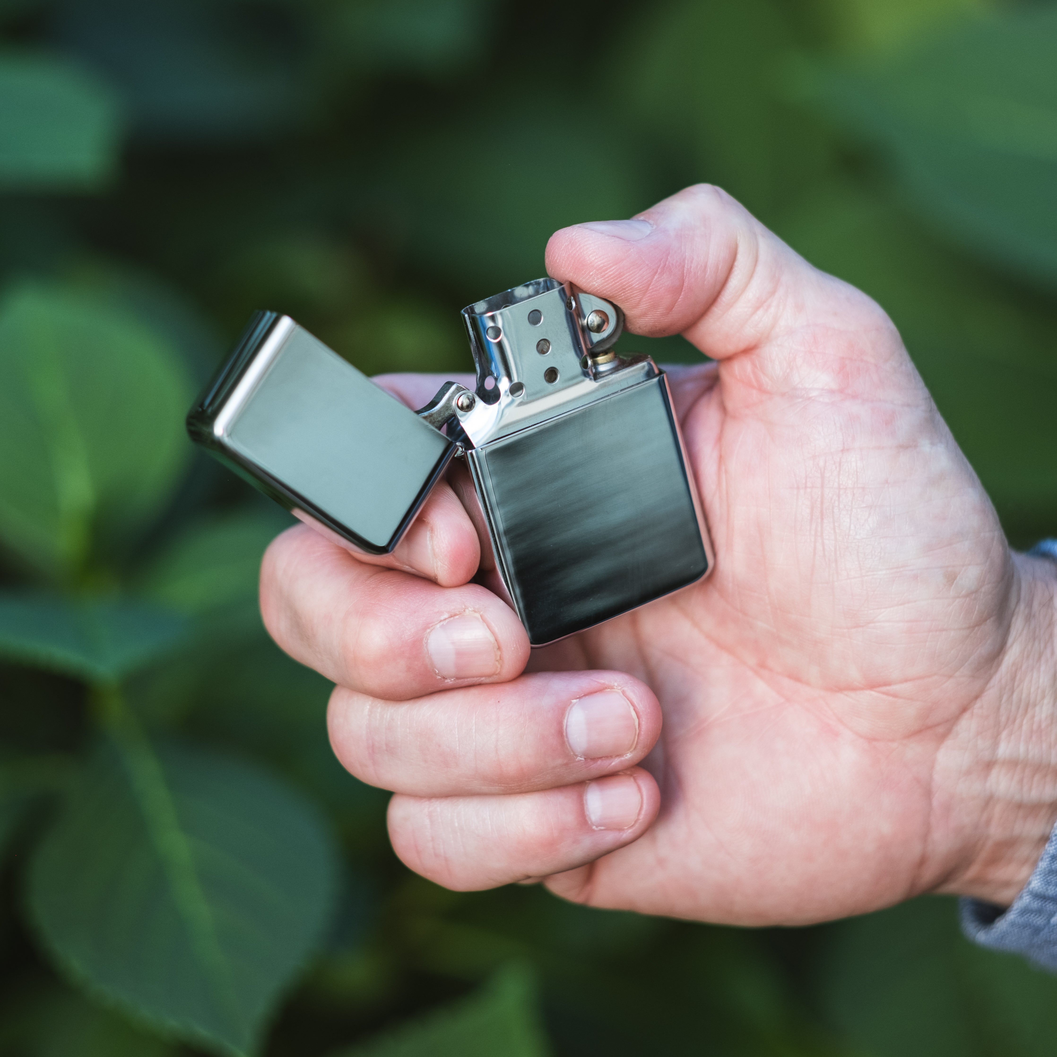 LL10 - Chrome Lighter in Black Tin